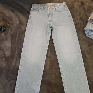 Jack & Jones Loose Eddie ljusblå jeans - Ljusblå jeans från Jack & Jones, modell Loose Eddie. Klassisk femficksdesign, raka ben och normal passform. Tillverkade i bomull med snyggt broderad logga på insidan av linningen. Perfekta för en avslappnad och stilren look.