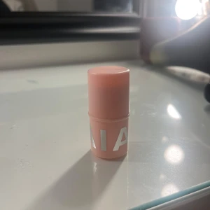 Caia blush stick  - Har försökt gilla den men den funkar ej för mig. 