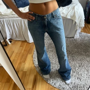 Big star jeans  - Jätte snygga lågmidjade jeans från big star. Köptes för ett tag sedan men inte kommit till användning då de är för stora. OBS! Rosa bandet runt midjan tillkommer inte. Midjemåttet: 38 cm. Innerbens längd: 85 cm. Väldigt fint skick, lite slitna längst ner bara men inget som syns. 