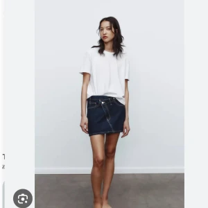 Mörkblå jeanskjol från Zara - Slutsåld mörkblå jeanskjol från Zara. Jag har valt att sälja denna kjolen på grund av att jag helt enkelt inte använder den. Den är till och med oanvänd med prislappen kvar. Storleken är XS men den passar mig som vanligtvis är en S väldigt bra🩷Nypris: 379 kr