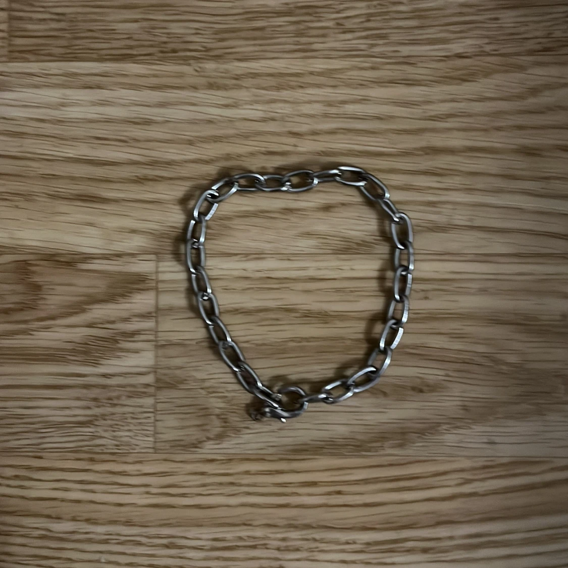 Stilrent kedjearmband i silverfärg