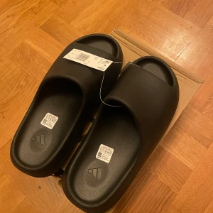 Yeezy slides  - Ett par nya Yeezy slides I storlek 45 men hade sagt passar 44, dom är väldigt bekväma och sköna nu i sommaren. Priset går att diskuteras vid snabb köp