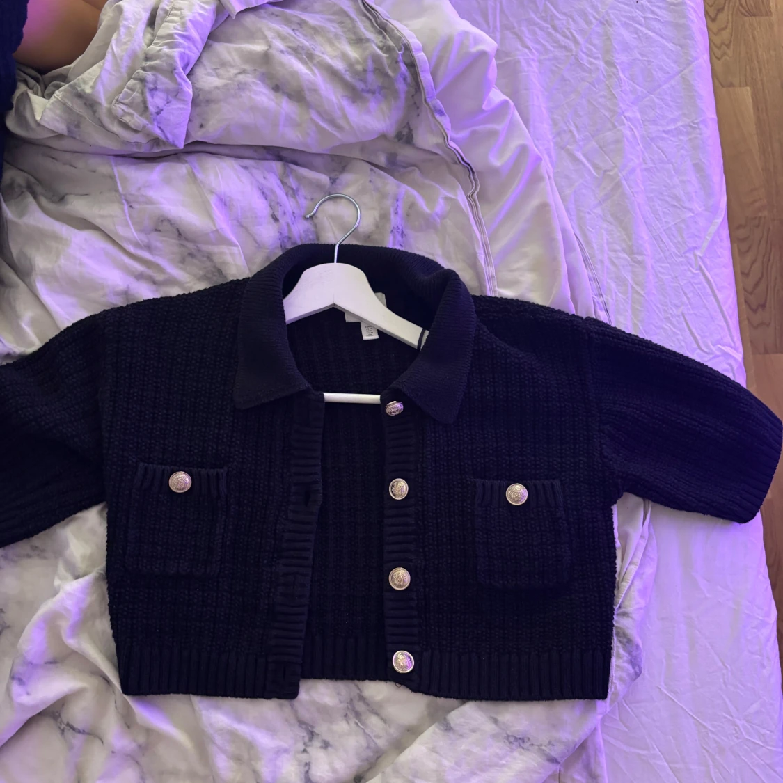 Svart stickad kofta med guldknappar - 1