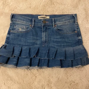 Blå jeans volangkjol - Jättefin volang kjol. Egensydd så det kan uppstå någon synbar/ojämn söm o.sv men inget man tänker på. Stl xs-s 