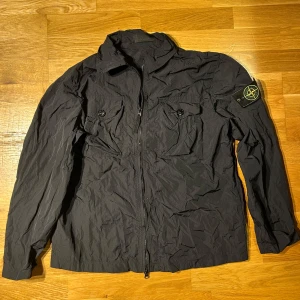 Stone Island Windbreaker  - Svart vindjacka från Stone Island med klassisk patch på ärmen. Sitter som M men kan även passa L                   ✅Skriv för frågor eller mer bilder ✅