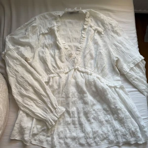 NA-KD - Blus från nakd helt oanvänd bara legat i garderoben, i storlek 38 men skulle passa en storlek 40, då den är väldigt strechig och luftig.