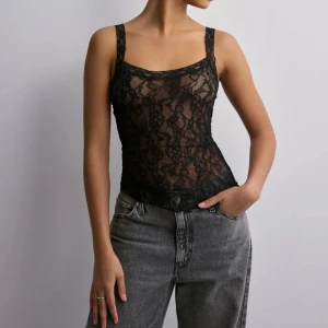 Spets topp Nelly - Säljer min fina populära och slutsålda spets topp från Nelly då den inte kommit till användning. Skriv gärna vid frågor🤍