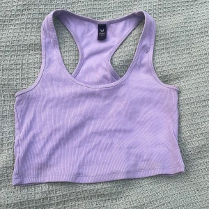 Ljuslila ribbad linnetopp från SOC - Säljer en ljuslila ribbad linnetopp från SOC i storlek M. Mjuk och stretchig känsla i bomullsmix. Enkel och stilren design som är lätt att matcha.