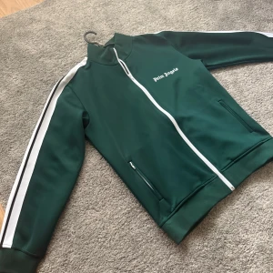 Palm angels tröja grön - Säljer min knappt använda gröna Palm angels tröja. Som sagt knappt använd och dammar bara i min garderob så kanske bättre att den hamnar i rätt händer!