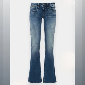 Blå bootcut jeans med slitningar - Snygga blå lågmidjade bootcut jeans med lätt slitna detaljer!💞 samma som på bilden , i storlek 25/30. Finns inga defekter alls!💞💞 LBT💗