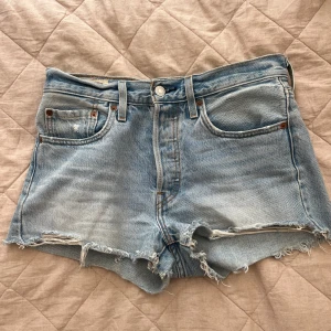 Jeansshorts  - Super fina jeans shorts från Levis. W 26. Superfrina, säljer då jag har för många💗