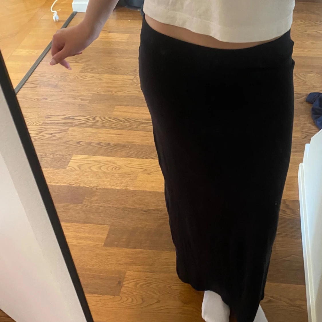 Svart långkjol i mjukt material - 1