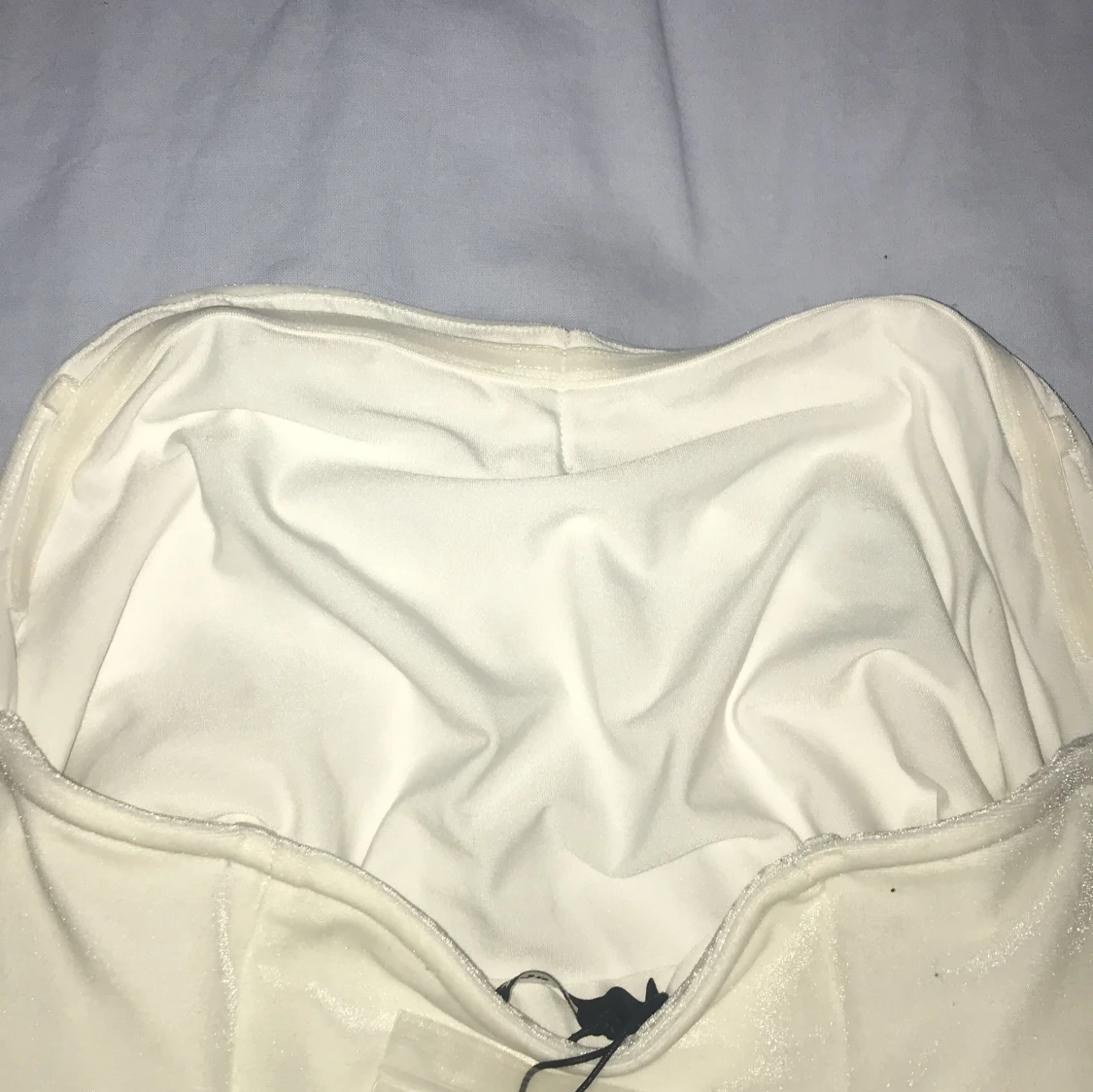 Glittrig vit axelbandslös klänning BikBok - 2