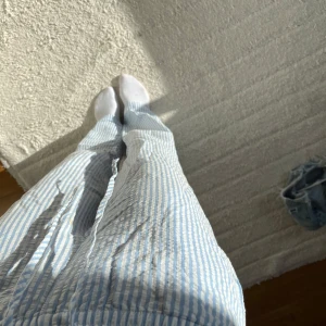 Randiga Pyamasbyxor - Fina randiga pyjamasbyxor i helt nytt skick aldrig använda, storlek xs från hunkemöller.