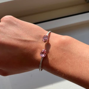 Carolina svedbom armband  - Säljer mitt silvriga armband med rosa diamant på, väldigt bra skick använt några få gånger!