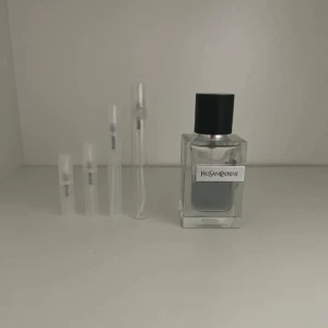 Yves Saint Laurent Y edt 10 ml - Säljer sample av Yves Saint Laurent Y edt. Rekommenderar att köpa flera samples eller större mängder för att göra det mer prisvärt. Perfekt för dig som vill testa olika dofter innan du köper en fullstor flaska. 