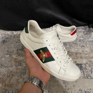 Gucci ace skor - Product information: Size: 6.5 | Fits: 41.5 Insole measurement: 26,7cm Good Condition! Color: White Comes with: Nothing Retail: 830€