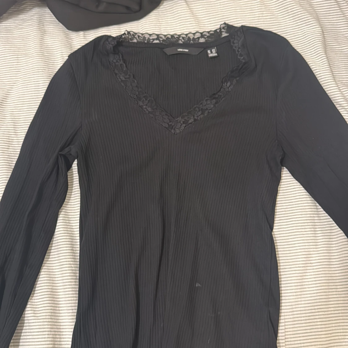 Svart ribbad topp med spets från Vero Moda - 1