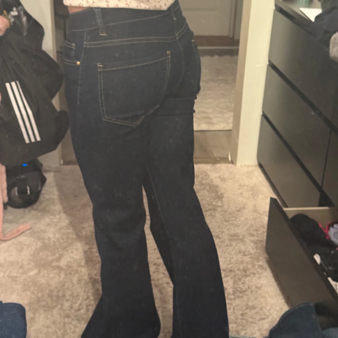 Mörkblå bootcut jeans med knappar - 2