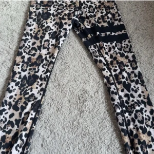 Leopardmönstrade leggings - Har 2 st ett par med ett litet hål i rumpan och ett par som inte har hål. Köp båda för 250 eller ett par för 200 