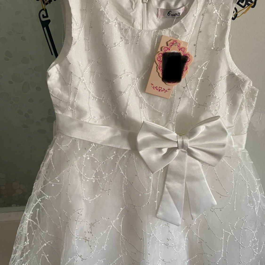 Vit kortklänning med broderade detaljer - 3