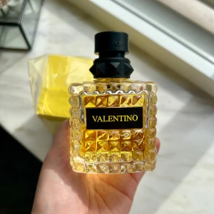 Valentino Yellow Dream 100ml - Exklusiv parfym från Valentino, Yellow Dream. 100 ml flaska. Tyvärr inte i min smak. 2 sprut tagit så full flaska. Ordinarie pris 1836kr. Perfekt sommarparfym! ☀️