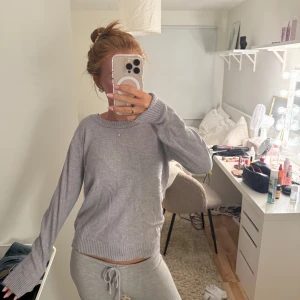 Jättemysig stickad tröja  - Superskön stickad tröja från vila i en fin grå färg, storlek S. aldrig använd 💕lite skrynklig då den legat i min låda 