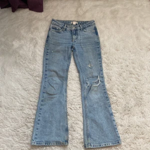 Ljusblå bootcut jeans med slitningar - Säljer dessa Gina jeans i storlek 134!🥰🥰 