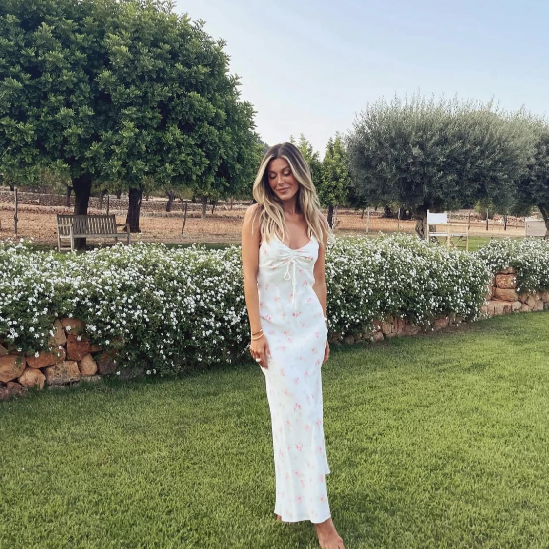 ZARA OMBLOGGAD Bianca Vit långklänning med blommigt mönster - 1