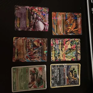 Pokémonkort - 6 st holografiska och EX-kort - Priset kan diskuteras pågrund av vilka du är intresserad av!Samling med 6 coola Pokémonkort, inklusive Mewtwo EX, Primal Groudon EX, Rayquaza EX och fler. Perfekt för dig som vill boosta din samling med sällsynta och glittriga kort. Passar både samlare och spelare som älskar Pokémon!  Dragonite sämre skick annars är de riktigt fina kort! Skriv vid frågor.