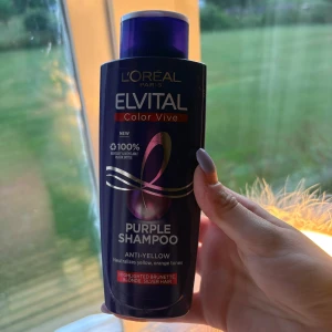 L'Oréal Elvital Purple Shampoo - Lila Elvital Color Vive Purple Shampoo från L'Oréal Paris, 200 ml. Speciellt framtagen för att neutralisera gula och orange toner i blont, slingat eller silverfärgat hår. Kommer i en snygg mörklila plastflaska med lila lock och guldiga detaljer.