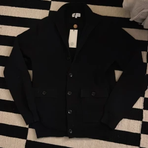 Davida kashmirjacka  - Säljer nu min helt nya och oanvända cashmere jacka/cardigan. Den är helt ny med etiketter på och den är 100% cashmere. Tröjan kostar 3599kr ny och skicket är 10/10