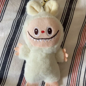 Labubu/lafufu nyckelring  - Supersöt lafufu som jag har behövt sytt på baksidan då den tyget gick av. Supersöt att hänga på väskan, nycklarna eller kanske att GE som present 🙈