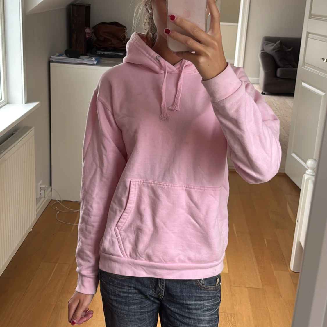 Ljusrosa hoodie med huva och ficka - 1