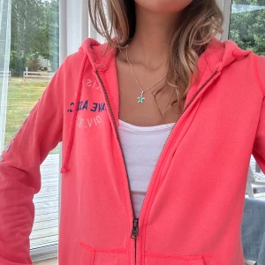 Hollister zip - En zip från Hollister i storlek S. Tröjan är i gott skick. Se liknande zip i min profil! Jag skickar inom 24h. E53