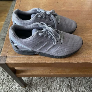 Adidas Flux - Hej!   Adidas flux  i good skick. Skorna ligger bara i källaren bättre att de kommer till användning.   Storlek 42