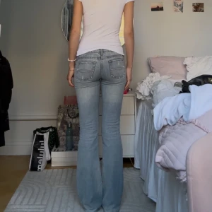 Lågmidjade bootcut jeans vintage - Lågmidjade bootcut jeans från Abercrombie&Fitch Midjemått= 37 Innerbenslängd = 81 Grenhöjd=20          Observera: knappen är lite sönder(fungerar däremot som vanligt) Skriv för fler frågor eller bilder💗💕