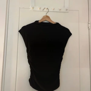Snygg svart tröja!! - Knappt använd och inga defekter💗💗