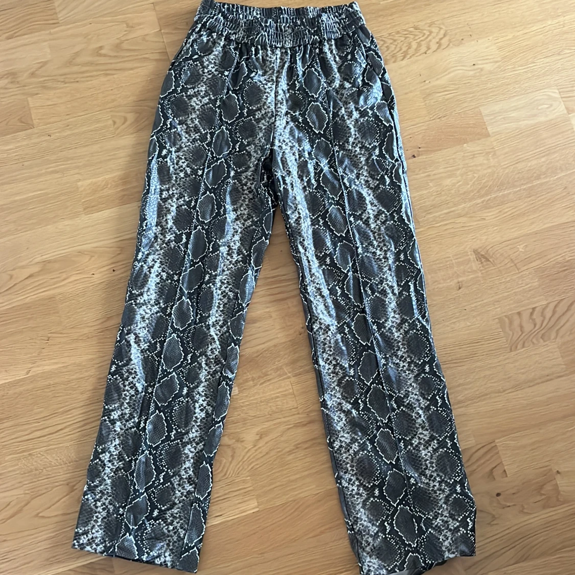 Ormmönstrade byxor från ONLY