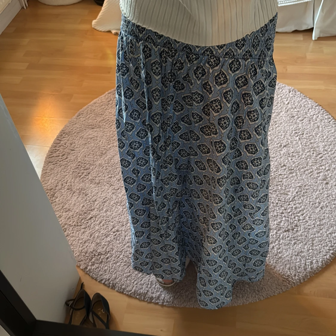 Blå långkjol med mönster och snörning - 2