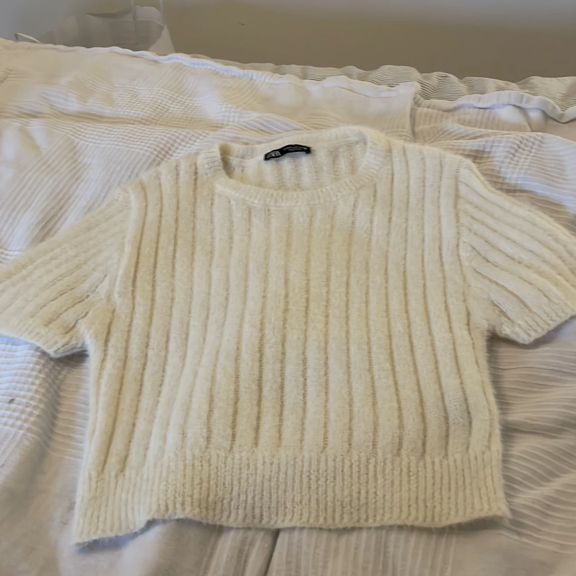Vit ribbstickad tröja från Zara