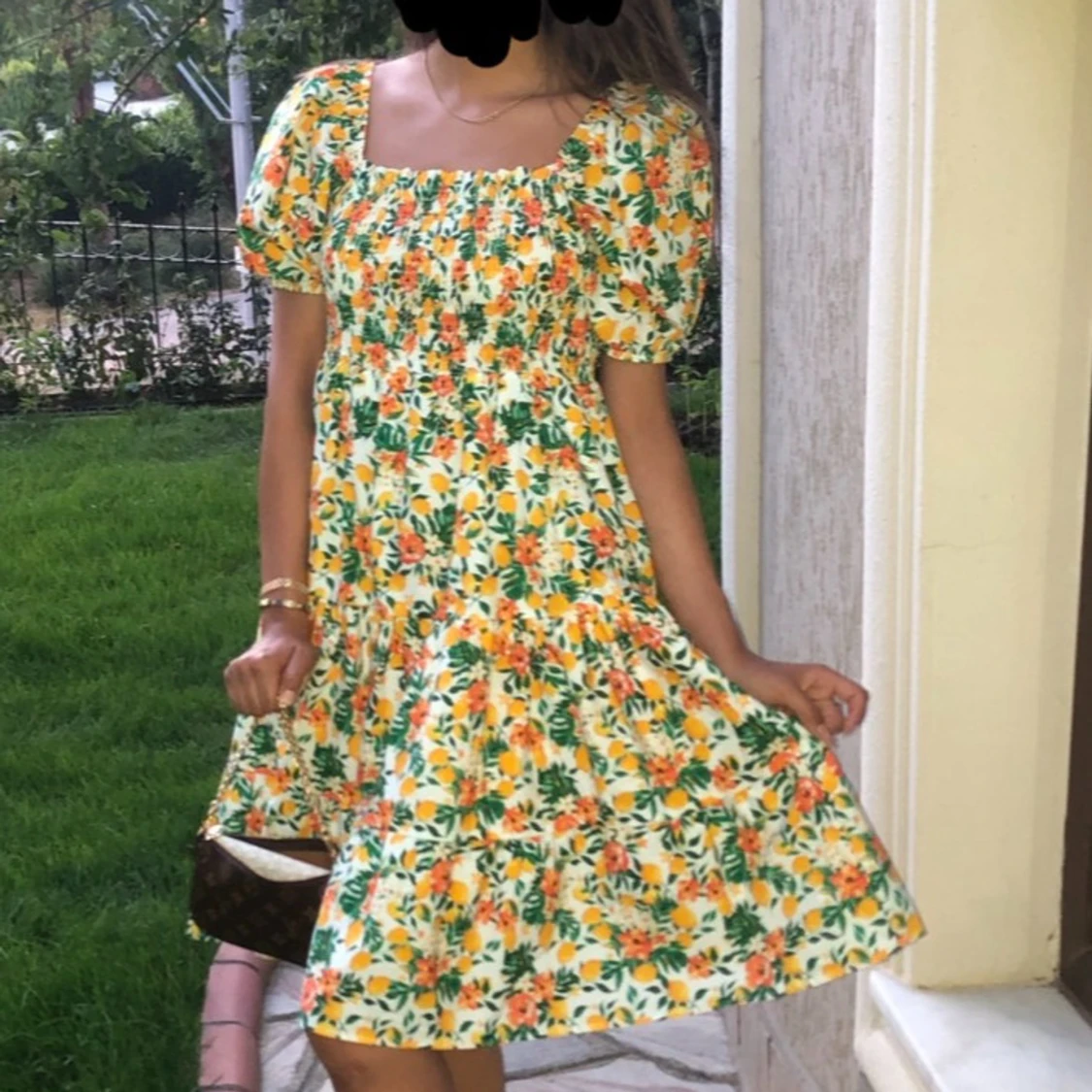 Blommig kortklänning med puffärm - 1