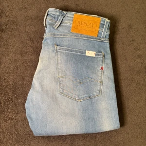 Ljusblå Replay Anbass Slimfit jeans power stretch material - Säljer ett par riktigt snygga Replay Anbass slim fit jeans i Powerstretch material | skick 10/10, helt nya med lapparna kvar på | W32 L34 | skriv vid frågor!