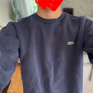 LACOSTE TRÖJA KVITTO FINNS - Lacoste tröja köpt på hede fashion outlet i Kungsbacka och kvitto finns skriv bara så skickar jag nypris ligger runt 1000-1500 knappt använd