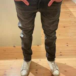 Svarta jeans från Jack & Jones - Säljer ett par svarta jeansbyxor från Jack & Jones i storlek 31/32, modell tapered mike. Nypris 899! Otroligt skick och inte alls använda mycket!🌟
