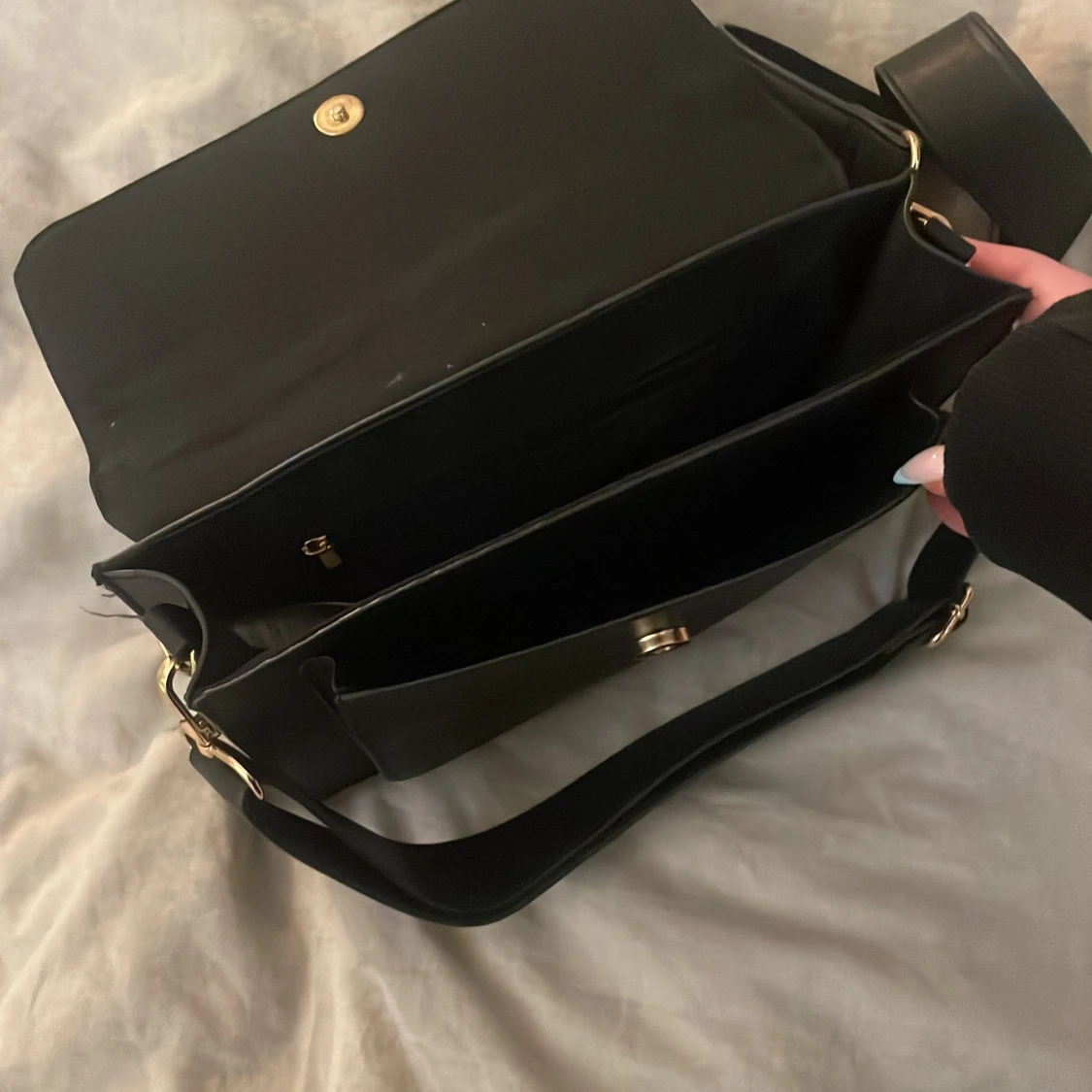 Svart axelväska med bred rem - 3