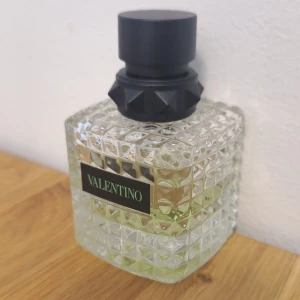 Valentino Donna Born in Roma Green Stravaganza - Parfymen Valentino Donna Born in Roma Green Stravaganza, inköpt 2024. Flaskan har ca 30% kvar och säljes eftersom jag har hittat andra parfymer jag hellre använder. 50 ml edp.