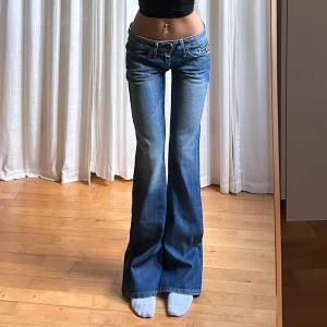 Lågmidjade bootcut jeans - Vintage från G-star💓midja 35 innerben 81 jae 165. Kolla min profil för mer jeans⭐️