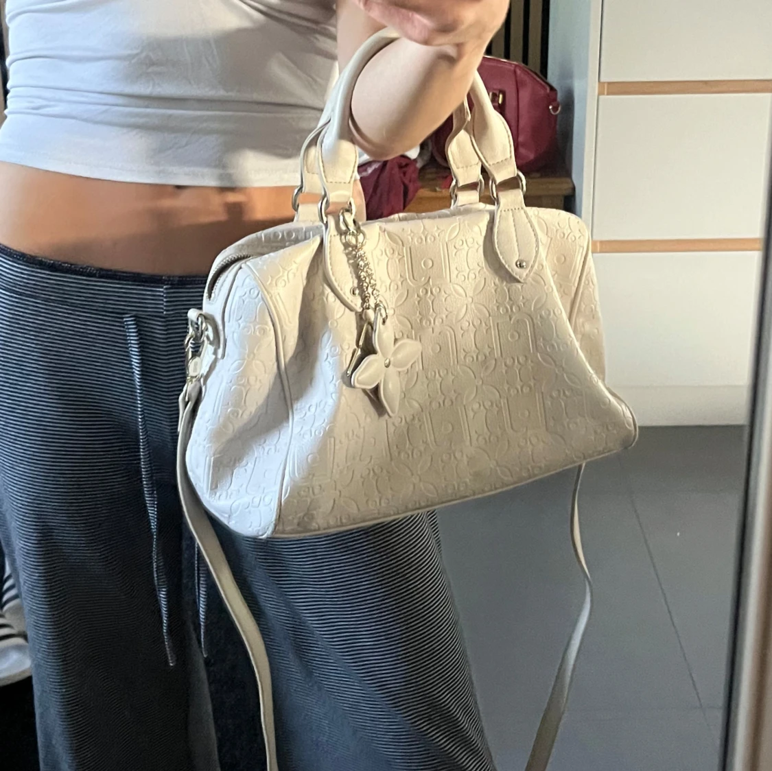 Vit handväska med mönster och berlocker - 2