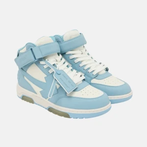 Off-White sneakers i blått och vitt - Snygga high-top sneakers från Off-White i ljusblått och vitt skinn. Skorna har snörning, kardborreband vid ankeln och den ikoniska pil-loggan på sidan. Tjock, vit sula med blå detaljer och Off-White-tryck på hälen. Perfekta för dig som vill sticka ut. HELT NYA MED box. 
